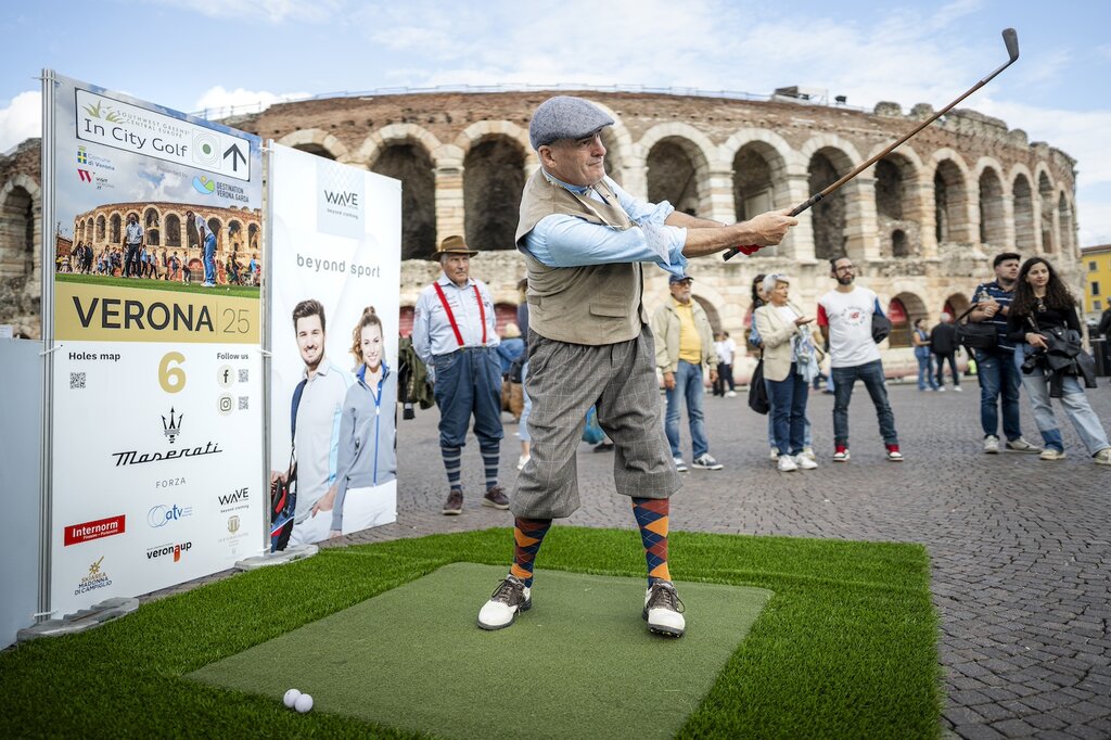 Golfista In Stile Vintage Gioca Davanti All'Arena Di Verona